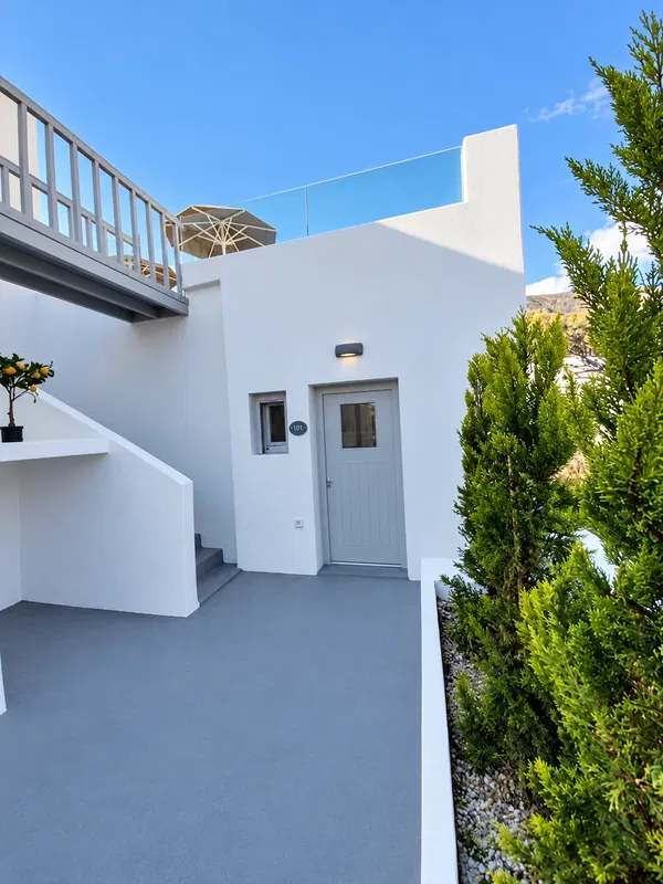 270 m² Sea-View Hotel for Sale in Santorini, Cyclades — photo 2