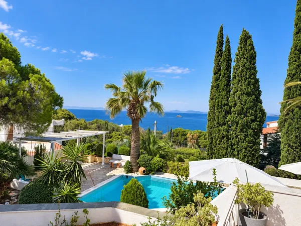 Sea-View 350 m² Villa with Seven Bedrooms for Sale in Anavyssos, Attica — photo 2
