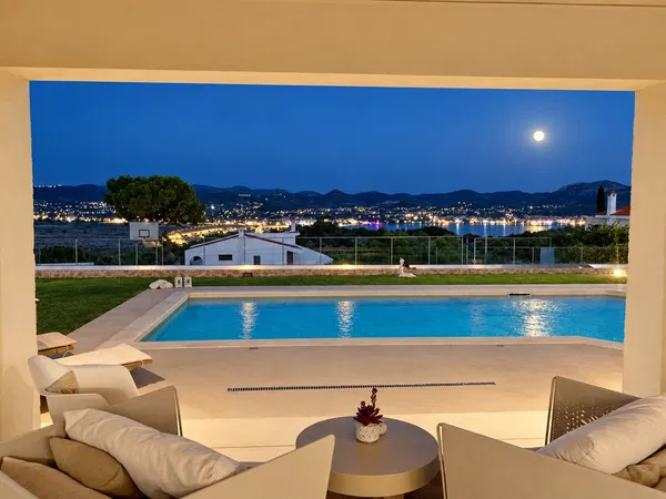 Luxury 315 m² Villa with Three Bedrooms for Sale in Anavyssos, Attica — photo 5