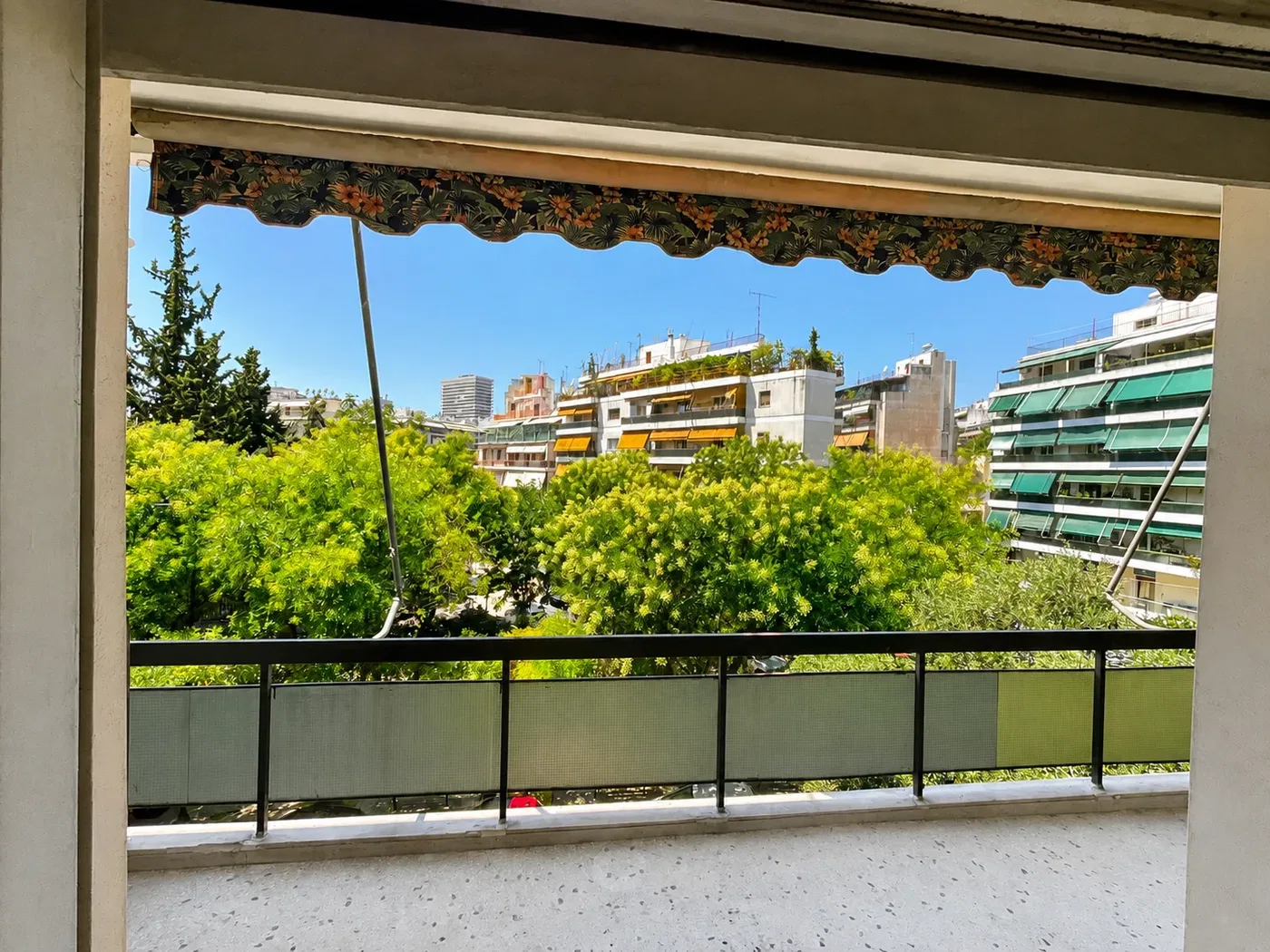 One-Bedroom Apartment for Sale in Ampelokipoi, Athens Center with Central oil heating