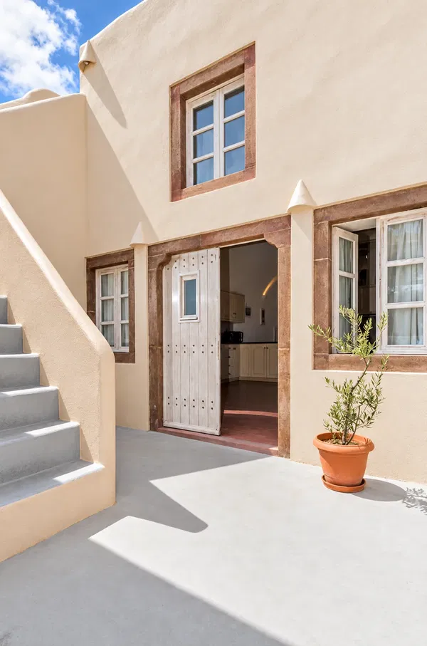 Renovated 186 m² Villa with Five Bedrooms for Sale in Imerovigli, Santorini — photo 5