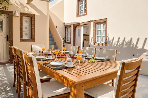 Renovated 186 m² Villa with Five Bedrooms for Sale in Imerovigli, Santorini — photo 2
