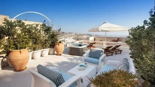 Renovated Three-Bedroom Villa for Sale in Santorini, Cyclades — photo 4