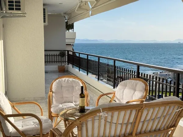 Sea-View 96 m² Apartment with Three Bedrooms for Sale in Palaio Faliro, Athens Southern suburbs — photo 2