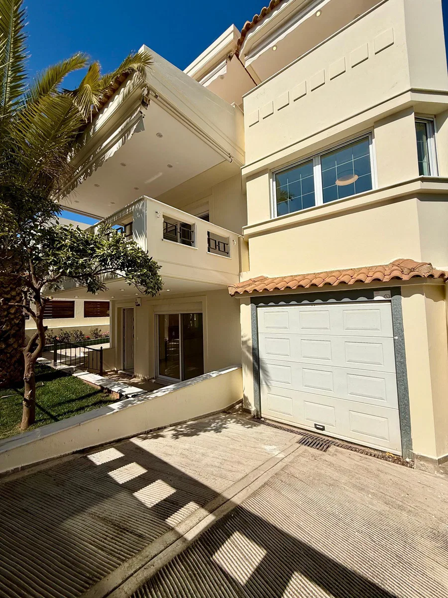 Renovated 340 m² Villa with Six Bedrooms for Sale in Vari - Varkiza, Athens Southern suburbs