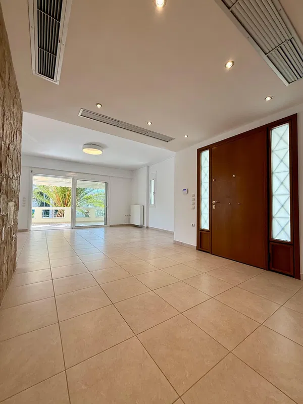 Renovated 340 m² Villa with Six Bedrooms for Sale in Vari - Varkiza, Athens Southern suburbs — photo 5