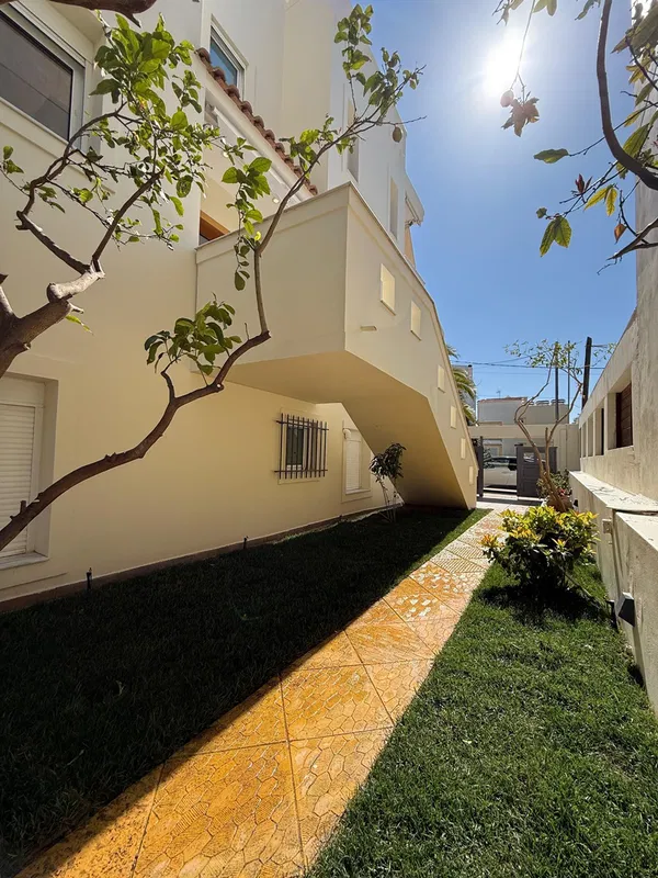 Renovated 340 m² Villa with Six Bedrooms for Sale in Vari - Varkiza, Athens Southern suburbs — photo 4