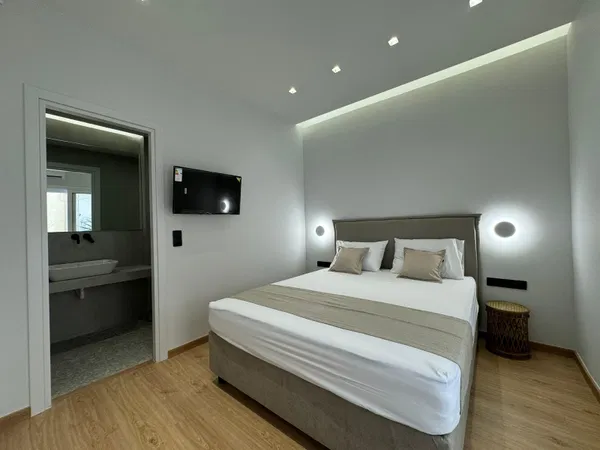 Renovated 60 m² Apartment with Two Bedrooms for Sale in Moschato, Piraeus Suburbs — photo 3