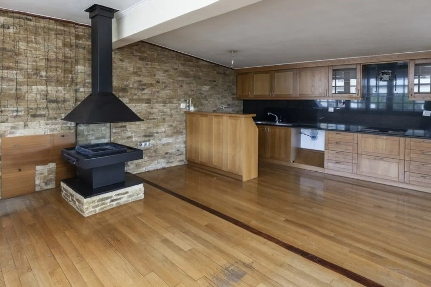 129 m² Renovated Three-Bedroom Apartment for Sale in Palaio Faliro, Athens Southern suburbs