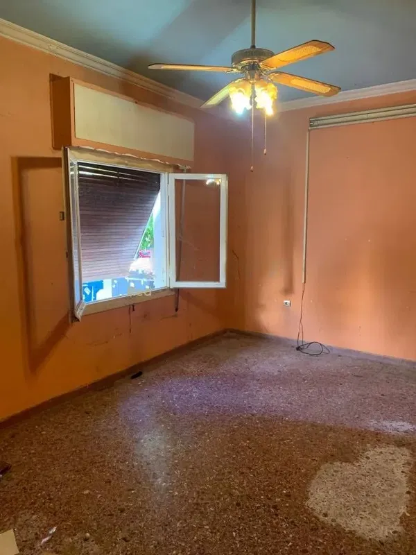 One-Bedroom Apartment for Sale in Piraeus, Piraeus Suburbs with In need of renovation