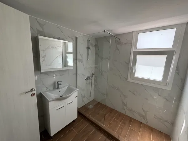 39 m² One-Bedroom Renovated Apartment for Sale in Piraeus, Piraeus Suburbs — photo 5
