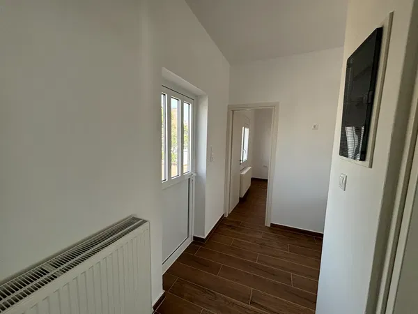39 m² One-Bedroom Renovated Apartment for Sale in Piraeus, Piraeus Suburbs — photo 2