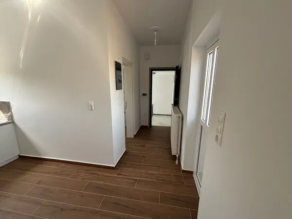 39 m² One-Bedroom Renovated Apartment for Sale in Piraeus, Piraeus Suburbs — photo 3