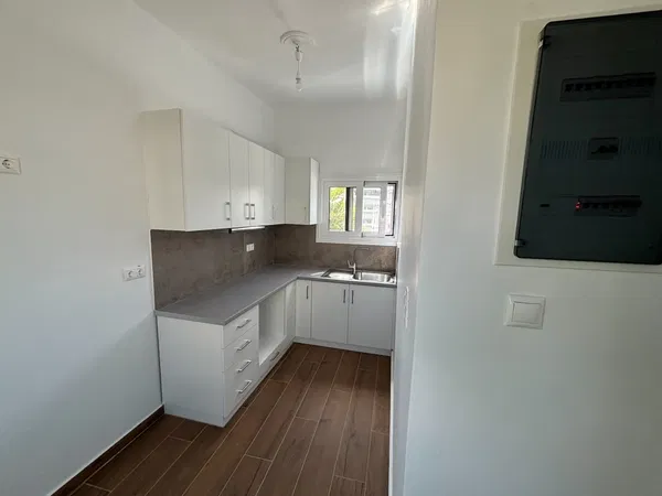 39 m² One-Bedroom Renovated Apartment for Sale in Piraeus, Piraeus Suburbs — photo 4