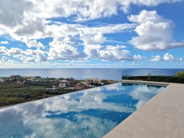 300 m² Three-Bedroom Villa for Sale in Paphos, Cyprus — photo 2