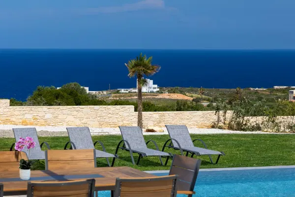 Sea-View 120 m² Villa with Four Bedrooms for Sale in Agios Onoufrios, Akrotiri — photo 4