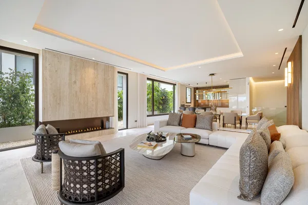 367 m² Five-Bedroom Villa for Sale in Marbella, Spain — photo 2