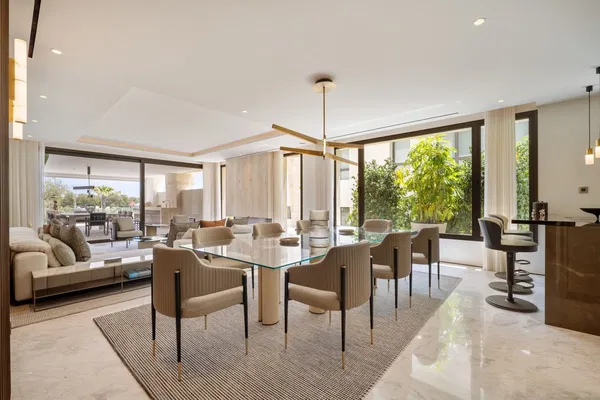 367 m² Five-Bedroom Villa for Sale in Marbella, Spain — photo 3