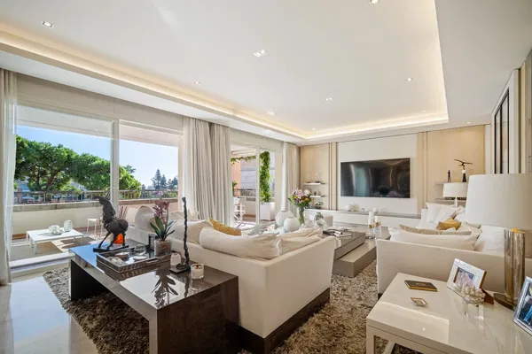 345 m² Four-Bedroom Villa for Sale in Marbella, Spain — photo 2