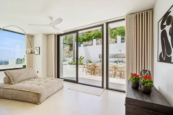 Five-Bedroom Villa for Sale in Las Lomas, Nueva Andalucía — photo 3