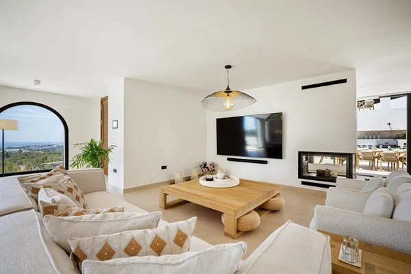 Five-Bedroom Villa for Sale in Las Lomas, Nueva Andalucía — photo 4