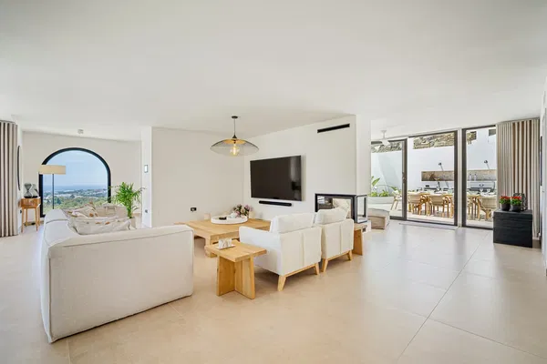 Five-Bedroom Villa for Sale in Las Lomas, Nueva Andalucía — photo 5