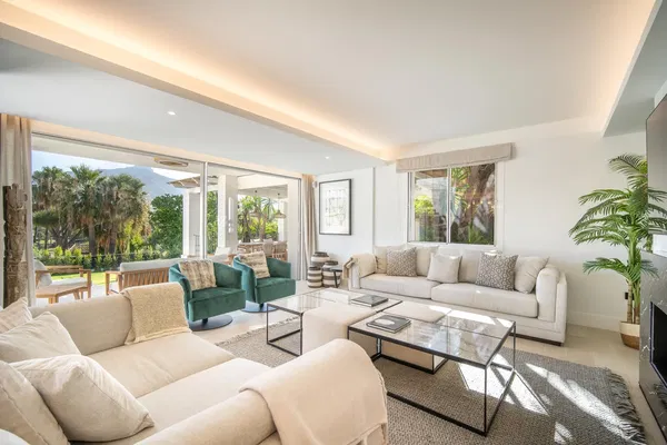 448 m² Villa with Five Bedrooms for Sale in Nueva Andalucia, Marbella — photo 5