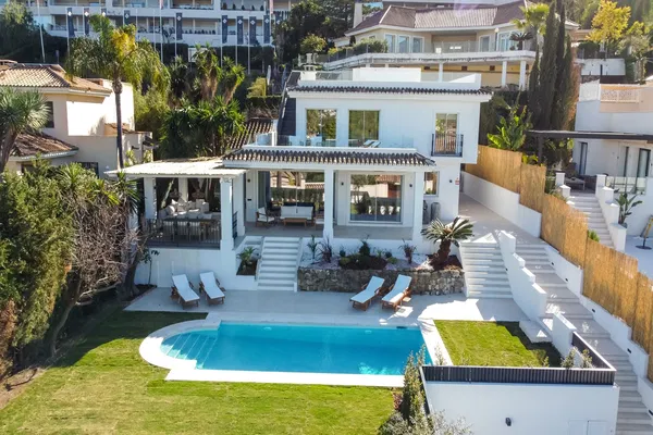 448 m² Villa with Five Bedrooms for Sale in Nueva Andalucia, Marbella