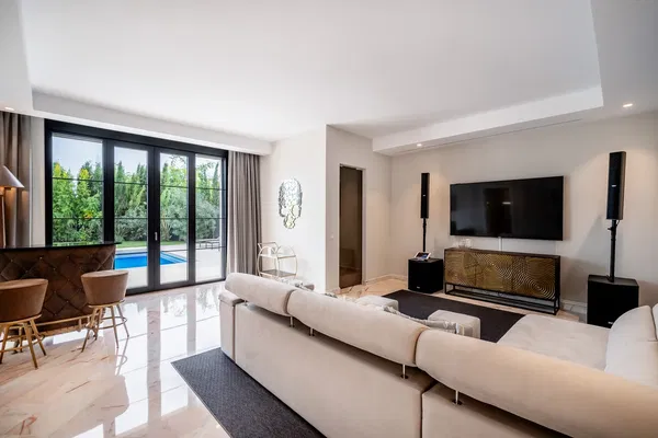 Six-Bedroom Apartment for Sale in Sierra Blanca, Marbella — photo 2