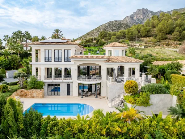 Six-Bedroom Apartment for Sale in Sierra Blanca, Marbella