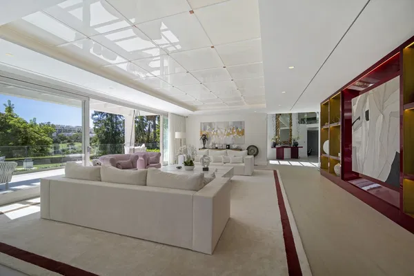 702 m² Villa with Six Bedrooms for Sale in Marbella, Spain — photo 3