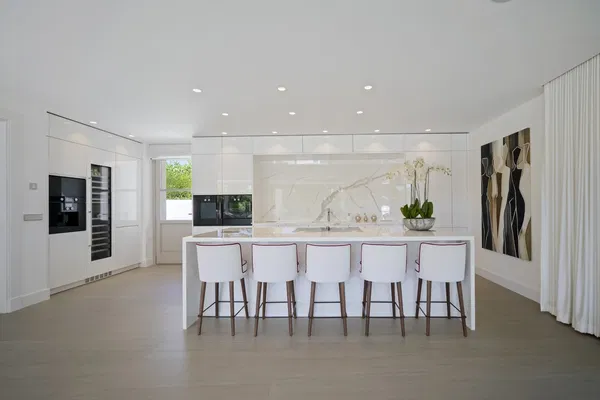 702 m² Villa with Six Bedrooms for Sale in Marbella, Spain — photo 4