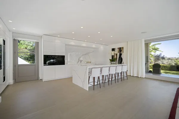 702 m² Villa with Six Bedrooms for Sale in Marbella, Spain — photo 5
