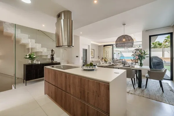 297 m² Villa with Five Bedrooms for Sale in Marbella, Spain — photo 5