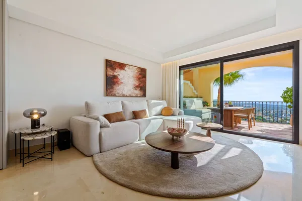 124 m² Villa with Three Bedrooms for Sale in Marbella, Spain — photo 4