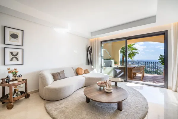 124 m² Villa with Three Bedrooms for Sale in Marbella, Spain — photo 2