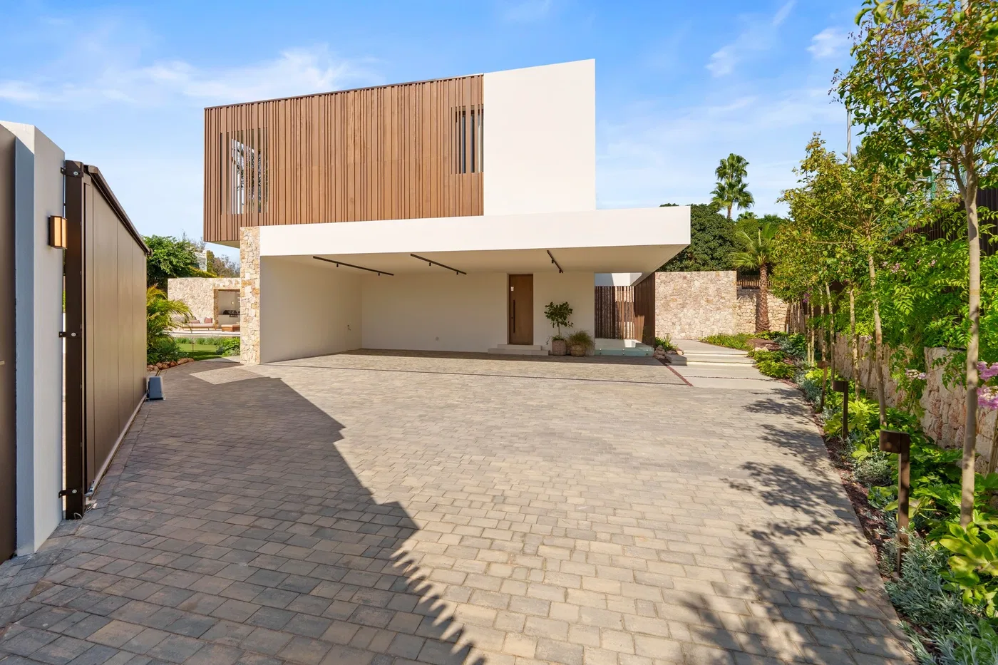 696 m² Five-Bedroom Villa for Sale in Marbella, Spain
