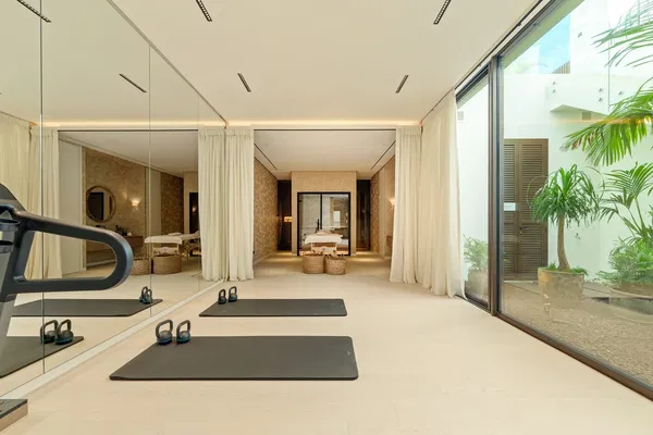 696 m² Five-Bedroom Villa for Sale in Marbella, Spain — photo 2
