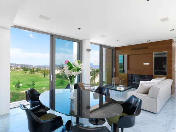 260 m² Villa with Three Bedrooms for Sale in Paphos, Cyprus — photo 4