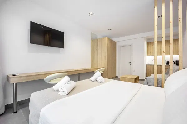 Renovated 100 m² Apartment with Four Bedrooms for Sale in Center Athens, Athens Center — photo 2