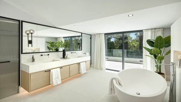 1636 m² Seven-Bedroom Villa for Sale in Marbella, Spain — photo 2