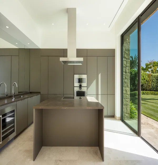 655 m² Villa with Five Bedrooms for Sale in Marbella, Spain — photo 2