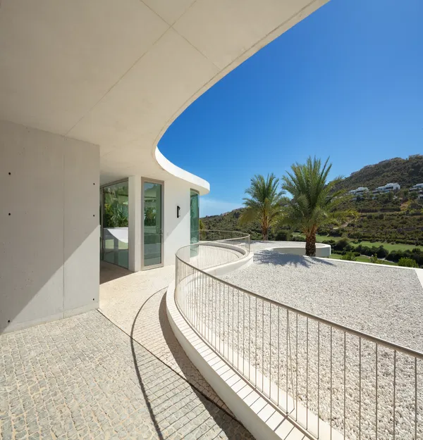 552 m² Four-Bedroom Villa for Sale in Marbella, Spain — photo 4
