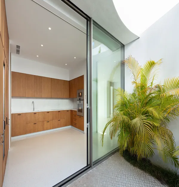 552 m² Four-Bedroom Villa for Sale in Marbella, Spain — photo 3
