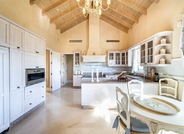 1265 m² Villa with Five Bedrooms for Sale in Marbella, Spain — photo 2
