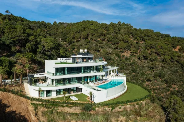 2200 m² Villa with Nine Bedrooms for Sale in Marbella, Spain — photo 2