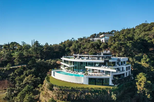 2200 m² Villa with Nine Bedrooms for Sale in Marbella, Spain — photo 3