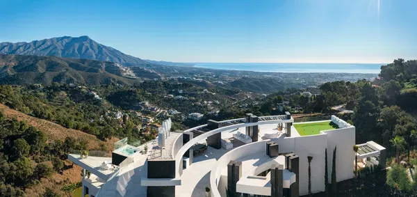 2200 m² Villa with Nine Bedrooms for Sale in Marbella, Spain — photo 4