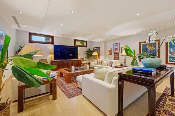 712 m² Villa with Six Bedrooms for Sale in Marbella, Spain — photo 4