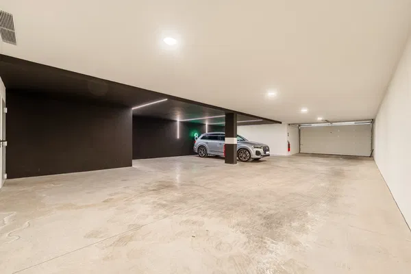 1057 m² Villa with Six Bedrooms for Sale in Marbella, Spain — photo 3